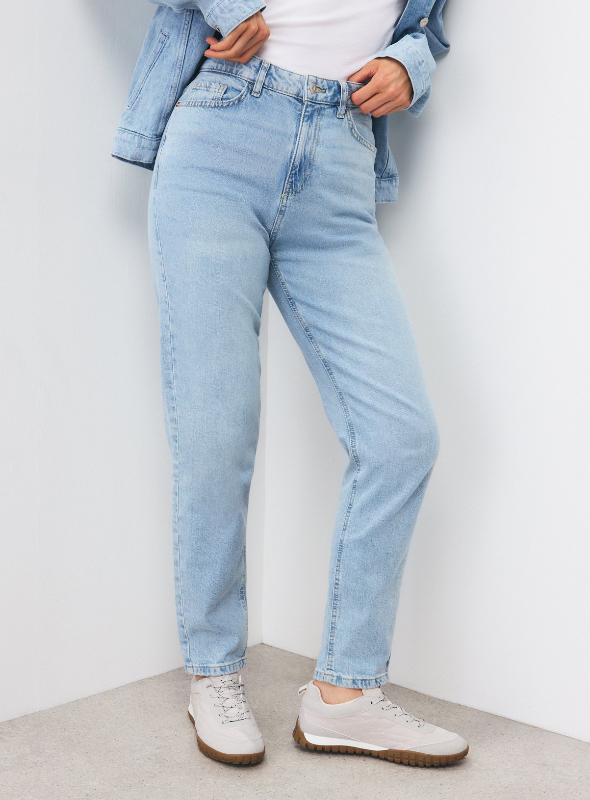 Light Denim Cotton Blend High Rise Mom Jeans 10R - Image 1 thumbnail